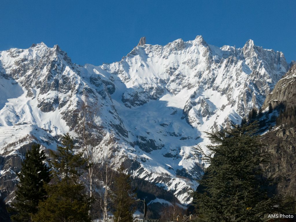 Après la rando, nous passons par Courmayeur parfaitement implantée au pied du Mont Blanc